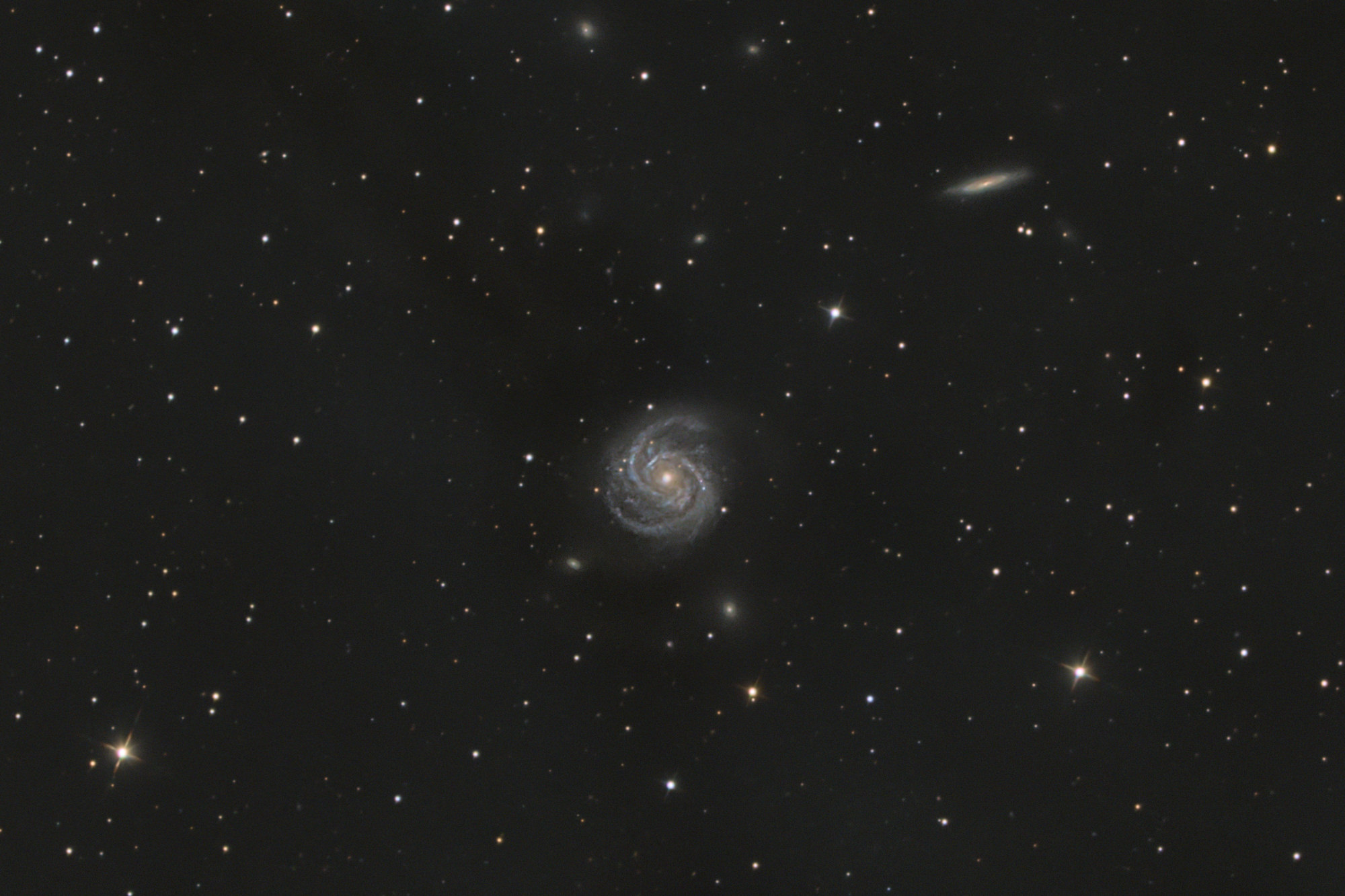 Messier 100 ist eine aktive Balken-Spiralgalaxie mit ausgedehnten Sternentstehungsgebieten im Sternbild Haar der Berenike